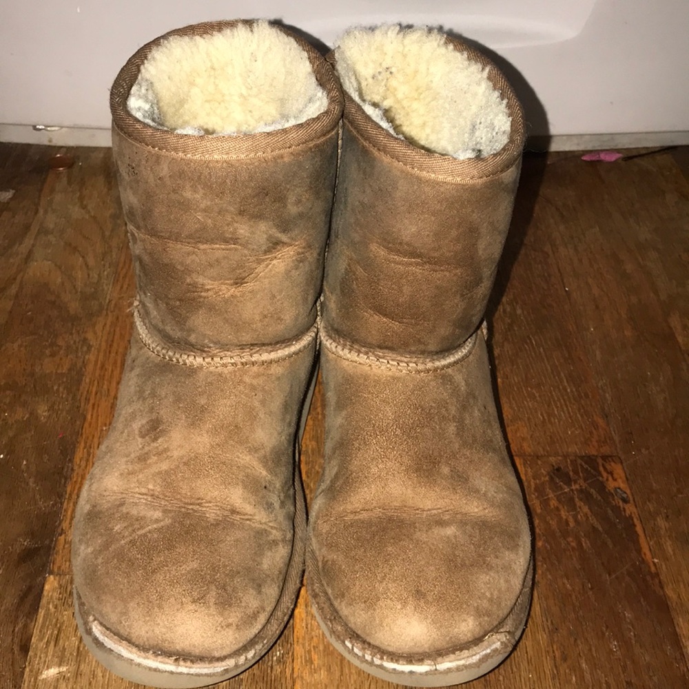 Used Kids uggs short Chestnut Sz 4